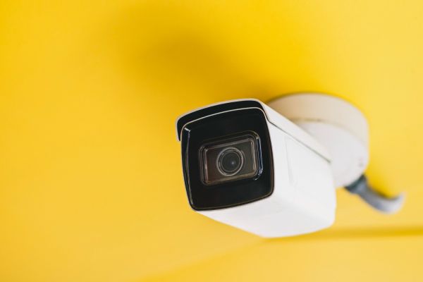 Quels sont les critères pour sélectionner une caméra de vidéosurveillance PTZ pour une grande propriété?