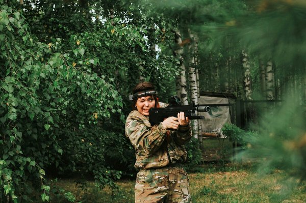 Quels sont les avantages de l'utilisation de la réalité virtuelle pour créer des simulations de formation en milieu militaire?